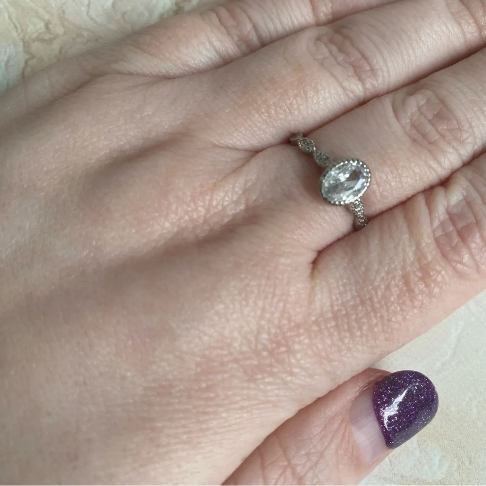 Elegant Silver Ring with Clear Gemstone - Picture 2 of 5